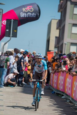 Pordenone, İtalya 27 Mayıs 2017: Profesyonel bisikletçi podyum imzalar başlamadan önce İtalya Bisiklet Turu 2017 zorlu dağ aşaması için otobüsten aktarılması Ag2r takımının.