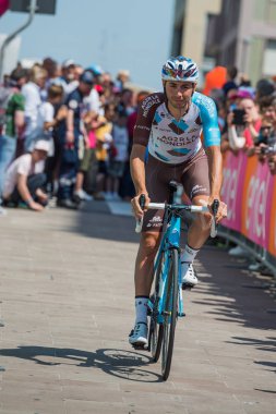 Pordenone, İtalya 27 Mayıs 2017: Profesyonel bisikletçi podyum imzalar başlamadan önce İtalya Bisiklet Turu 2017 zorlu dağ aşaması için otobüsten aktarılması Ag2r takımının.