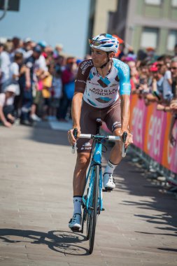 Pordenone, İtalya 27 Mayıs 2017: Profesyonel bisikletçi podyum imzalar başlamadan önce İtalya Bisiklet Turu 2017 zorlu dağ aşaması için otobüsten aktarılması Ag2r takımının.