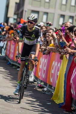 Pordenone, İtalya 27 Mayıs 2017: Profesyonel bisikletçiler otobüsten başlamadan önce İtalya Bisiklet Turu 2017 zorlu dağ aşaması için podyum imzalar aktarılması.