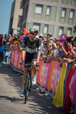 Pordenone, İtalya 27 Mayıs 2017: Profesyonel bisikletçiler otobüsten başlamadan önce İtalya Bisiklet Turu 2017 zorlu dağ aşaması için podyum imzalar aktarılması.