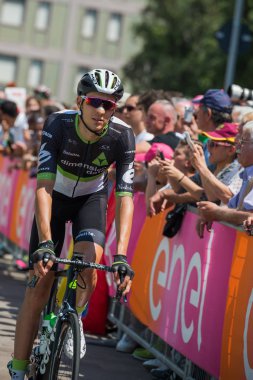 Pordenone, İtalya 27 Mayıs 2017: Profesyonel bisikletçiler otobüsten başlamadan önce İtalya Bisiklet Turu 2017 zorlu dağ aşaması için podyum imzalar aktarılması.