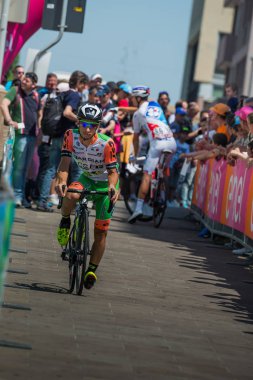 Pordenone, İtalya 27 Mayıs 2017: podyum imzalar başlamadan önce İtalya Bisiklet Turu 2017 zorlu dağ aşaması için otobüsten aktarılması profesyonel bisikletçi Bardiani bos takımının.