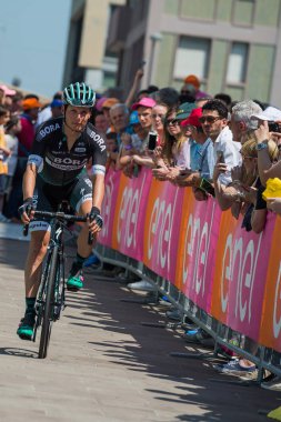 Pordenone, İtalya 27 Mayıs 2017: podyum imzalar başlamadan önce İtalya Bisiklet Turu 2017 zorlu dağ aşaması için otobüsten aktarılması profesyonel bisikletçi Bora Hansgrohe takımının.