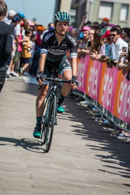 Pordenone, İtalya 27 Mayıs 2017: podyum imzalar başlamadan önce İtalya Bisiklet Turu 2017 zorlu dağ aşaması için otobüsten aktarılması profesyonel bisikletçi Bora Hansgrohe takımının.