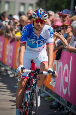 Pordenone, İtalya 27 Mayıs 2017: podyum imzalar başlamadan önce İtalya Bisiklet Turu 2017 zorlu dağ aşaması için aktarma Fdj takım otobüsten profesyonel bisikletçi.