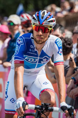 Pordenone, İtalya 27 Mayıs 2017: podyum imzalar başlamadan önce İtalya Bisiklet Turu 2017 zorlu dağ aşaması için aktarma Fdj takım otobüsten profesyonel bisikletçi.