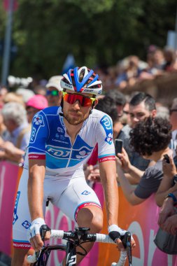 Pordenone, İtalya 27 Mayıs 2017: podyum imzalar başlamadan önce İtalya Bisiklet Turu 2017 zorlu dağ aşaması için aktarma Fdj takım otobüsten profesyonel bisikletçi.