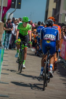 Pordenone, İtalya 27 Mayıs 2017: Profesyonel bisikletçi podyum imzalar başlamadan önce İtalya Bisiklet Turu 2017 zorlu dağ aşaması için otobüsten aktarılması Cannondale takımının.