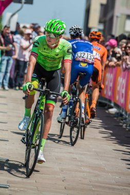 Pordenone, İtalya 27 Mayıs 2017: Profesyonel bisikletçi podyum imzalar başlamadan önce İtalya Bisiklet Turu 2017 zorlu dağ aşaması için otobüsten aktarılması Cannondale takımının.