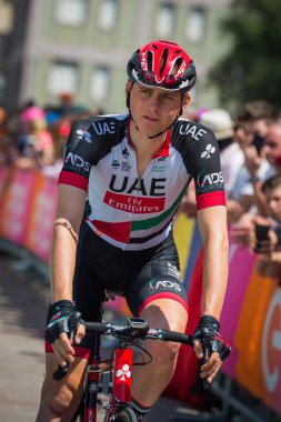 Pordenone, İtalya 27 Mayıs 2017: Profesyonel bisikletçi podyum imzalar başlamadan önce İtalya Bisiklet Turu 2017 zorlu dağ aşaması için otobüsten aktarılması BAE Emirlikleri takımının.