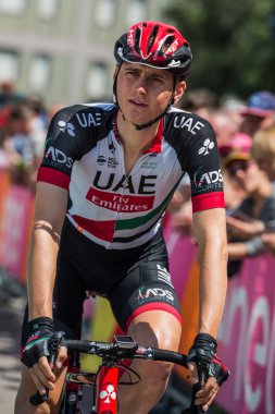 Pordenone, İtalya 27 Mayıs 2017: Profesyonel bisikletçi podyum imzalar başlamadan önce İtalya Bisiklet Turu 2017 zorlu dağ aşaması için otobüsten aktarılması BAE Emirlikleri takımının.