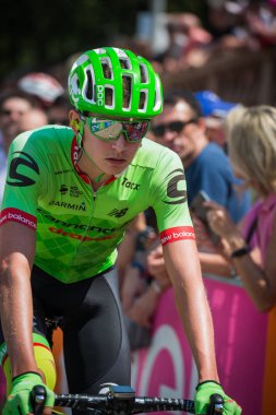 Pordenone, İtalya 27 Mayıs 2017: Profesyonel bisikletçi podyum imzalar başlamadan önce İtalya Bisiklet Turu 2017 zorlu dağ aşaması için otobüsten aktarılması Cannondale takımının.