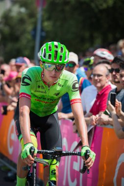 Pordenone, İtalya 27 Mayıs 2017: Profesyonel bisikletçi podyum imzalar başlamadan önce İtalya Bisiklet Turu 2017 zorlu dağ aşaması için otobüsten aktarılması Cannondale takımının.