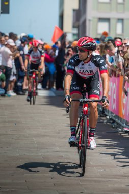 Pordenone, İtalya 27 Mayıs 2017: Profesyonel bisikletçi podyum imzalar başlamadan önce İtalya Bisiklet Turu 2017 zorlu dağ aşaması için otobüsten aktarılması BAE Emirlikleri takımının.