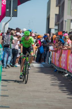 Pordenone, İtalya 27 Mayıs 2017: Profesyonel bisikletçi podyum imzalar başlamadan önce İtalya Bisiklet Turu 2017 zorlu dağ aşaması için otobüsten aktarılması Cannondale takımının.