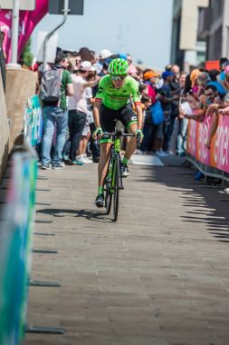 Pordenone, İtalya 27 Mayıs 2017: Profesyonel bisikletçi podyum imzalar başlamadan önce İtalya Bisiklet Turu 2017 zorlu dağ aşaması için otobüsten aktarılması Cannondale takımının.