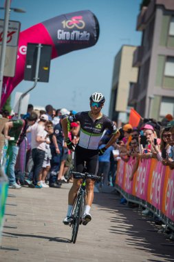 Pordenone, İtalya 27 Mayıs 2017: Profesyonel bisikletçiler otobüsten başlamadan önce İtalya Bisiklet Turu 2017 zorlu dağ aşaması için podyum imzalar aktarılması.