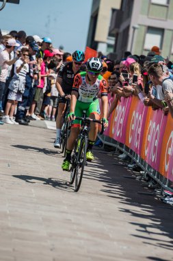 Pordenone, İtalya 27 Mayıs 2017: podyum imzalar başlamadan önce İtalya Bisiklet Turu 2017 zorlu dağ aşaması için otobüsten aktarılması profesyonel bisikletçi Bardiani bos takımının.