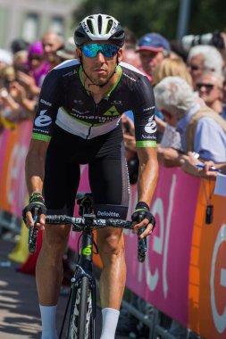 Pordenone, İtalya 27 Mayıs 2017: Profesyonel bisikletçiler otobüsten başlamadan önce İtalya Bisiklet Turu 2017 zorlu dağ aşaması için podyum imzalar aktarılması.