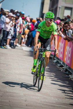 Pordenone, İtalya 27 Mayıs 2017: Profesyonel bisikletçi podyum imzalar başlamadan önce İtalya Bisiklet Turu 2017 zorlu dağ aşaması için otobüsten aktarılması Cannondale takımının.