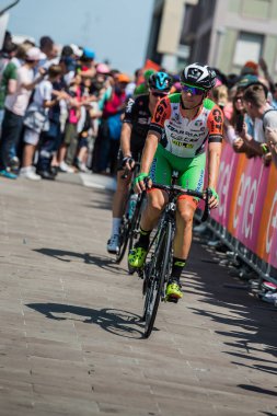 Pordenone, İtalya 27 Mayıs 2017: podyum imzalar başlamadan önce İtalya Bisiklet Turu 2017 zorlu dağ aşaması için otobüsten aktarılması profesyonel bisikletçi Bardiani bos takımının.