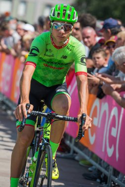 Pordenone, İtalya 27 Mayıs 2017: Davide Formolo, Cannondale takım, podyum imzalar başlamadan önce İtalya Bisiklet Turu 2017 zorlu dağ aşaması için otobüsten aktarılması.