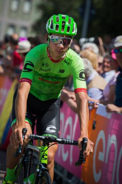 Pordenone, İtalya 27 Mayıs 2017: Davide Formolo, Cannondale takım, podyum imzalar başlamadan önce İtalya Bisiklet Turu 2017 zorlu dağ aşaması için otobüsten aktarılması.
