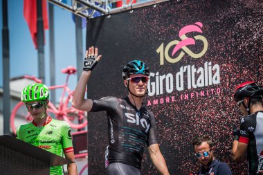 Pordenone, İtalya 27 Mayıs 2017: Profesyonel bisikletçiler önce hareket İtalya tur 2017 zor dağ Sahne Podyum imzalar hakkında.