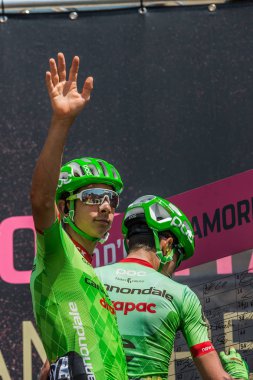Pordenone, İtalya 27 Mayıs 2017: Profesyonel bisikletçi Davide Fromolo, podyum imzalar önce hareket İtalya tur 2017 zor dağ aşamasının Cannondale Drapac takımda.