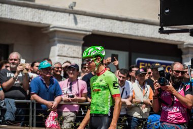 Pordenone, İtalya 27 Mayıs 2017: Profesyonel bisikletçi Davide Fromolo, podyum imzalar önce hareket İtalya tur 2017 zor dağ aşamasının Cannondale Drapac takımda.