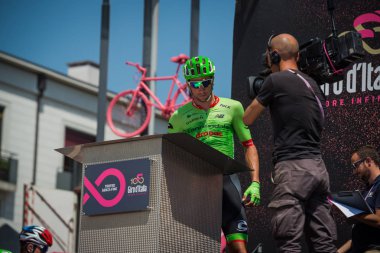 Pordenone, İtalya 27 Mayıs 2017: Profesyonel bisikletçiler önce hareket İtalya tur 2017 zor dağ Sahne Podyum imzalar hakkında.