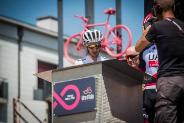 Pordenone, İtalya 27 Mayıs 2017: Profesyonel bisikletçi Adam Yates, İtalya tur 2017 aşaması zor dağ ayrılmasından önce beyaz mayoyu imzalarında podyum üzerinde Orica takım.