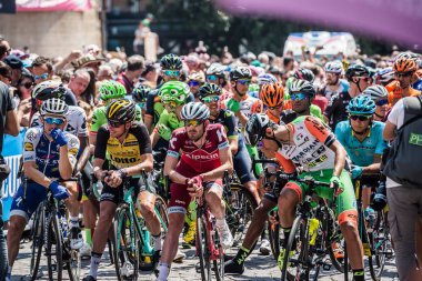 Pordenone, İtalya 27 Mayıs 2017: A profesyonel bisiklet başlamadan önce İtalya Bisiklet turu 2017 zorlu dağ aşamasında ilk satırında grup.