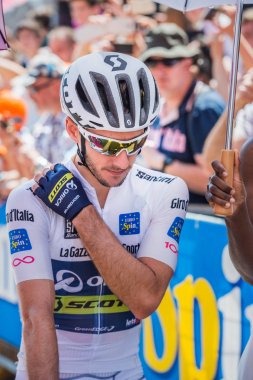 Pordenone, İtalya 27 Mayıs 2017: Profesyonel bisikletçi Adam yaman (Orica takım), beyaz Jersey'de başlamadan önce İtalya Bisiklet Turu 2017 zorlu dağ aşaması için ilk satırı.