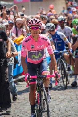 Pordenone, İtalya 27 Mayıs 2017: Profesyonel bisikletçi Nairo Quintana (Movistarteam), pembe Jersey'de başlamadan önce İtalya Bisiklet Turu 2017 zorlu dağ aşaması için ilk satırı.
