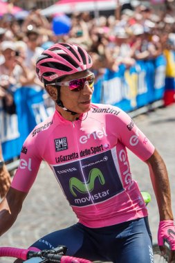 Pordenone, İtalya 27 Mayıs 2017: Profesyonel bisikletçi Nairo Quintana (Movistarteam), pembe Jersey'de başlamadan önce İtalya Bisiklet Turu 2017 zorlu dağ aşaması için ilk satırı.