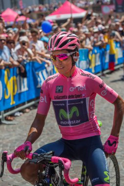 Pordenone, İtalya 27 Mayıs 2017: Profesyonel bisikletçi Nairo Quintana (Movistarteam), pembe Jersey'de başlamadan önce İtalya Bisiklet Turu 2017 zorlu dağ aşaması için ilk satırı.