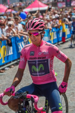Pordenone, İtalya 27 Mayıs 2017: Profesyonel bisikletçi Nairo Quintana (Movistarteam), pembe Jersey'de başlamadan önce İtalya Bisiklet Turu 2017 zorlu dağ aşaması için ilk satırı.