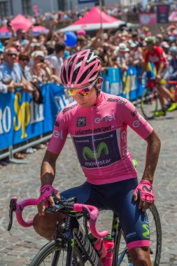 Pordenone, İtalya 27 Mayıs 2017: Profesyonel bisikletçi Nairo Quintana (Movistarteam), pembe Jersey'de başlamadan önce İtalya Bisiklet Turu 2017 zorlu dağ aşaması için ilk satırı.