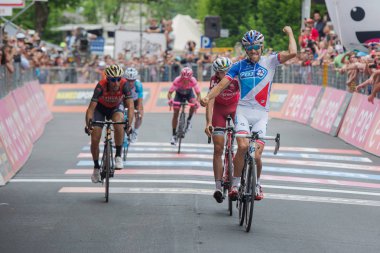 Asiago, İtalya 27 Mayıs 2017: Thibaut Pinot bitiş çizgisine geçer ve Asiago içinde tırmanmaya Monte Grappa sonra gelen İtalya Bisiklet Turu 2017 zorlu dağ aşaması kazanmak.