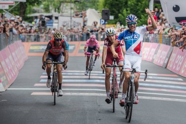 Asiago, İtalya 27 Mayıs 2017: Thibaut Pinot bitiş çizgisine geçer ve Asiago içinde tırmanmaya Monte Grappa sonra gelen İtalya Bisiklet Turu 2017 zorlu dağ aşaması kazanmak.