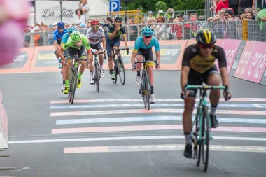 Asiago, İtalya 27 Mayıs 2017: A profesyonel bisiklet grubu bitiş çizgisine Asiago içinde tırmanmaya Monte Grappa sonra gelen İtalya Bisiklet Turu 2017 zorlu dağ aşaması sonra geçer.