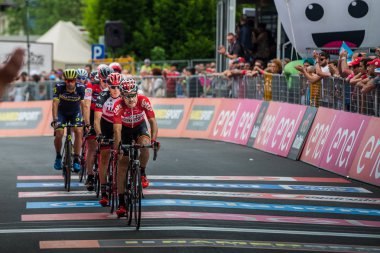 Asiago, İtalya 27 Mayıs 2017: A profesyonel bisiklet grubu bitiş çizgisine Asiago içinde tırmanmaya Monte Grappa sonra gelen İtalya Bisiklet Turu 2017 zorlu dağ aşaması sonra geçer.