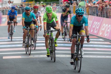 Asiago, İtalya 27 Mayıs 2017: A grubu Davide Formolo ile profesyonel bisiklet bitiş çizgisine Asiago içinde gelen İtalya Bisiklet Turu 2017 zorlu dağ aşaması sonra geçer.