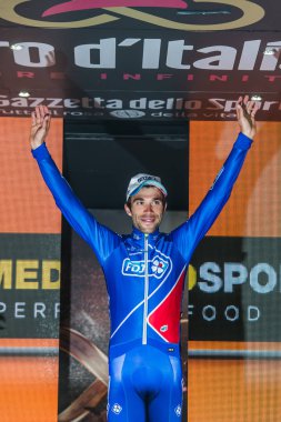 Asiago, İtalya 27 Mayıs 2017: Thibaut Pinot, Fdj takım, podyumda Asiago içinde tırmanmaya Monte Grappa sonra gelen İtalya Bisiklet Turu 2017 zorlu dağ aşamasında onun zaferi kutluyor.