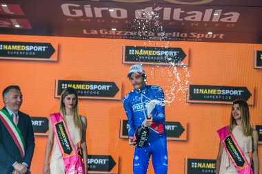 Asiago, İtalya 27 Mayıs 2017: Thibaut Pinot, Fdj takım, podyumda Asiago içinde tırmanmaya Monte Grappa sonra gelen İtalya Bisiklet Turu 2017 zorlu dağ aşamasında onun zaferi kutluyor.