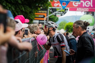 Asiago, İtalya 27 Mayıs 2017: Profesyonel Sunweb takım, Bisiklete binme, onun hayranları sonra İtalya Bisiklet Turu 2017 Asiago içinde tırmanmaya Monte Grappa sonra gelen zorlu dağ aşamasında bir araya geldi.