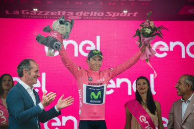 Asiago, İtalya 27 Mayıs 2017: Nairo Quintana (Movistar takım), pembe Jersey Asiago içinde bitirmek tur İtalya, 2017 sert dağına aşaması sonra podyumda en iyi binici.