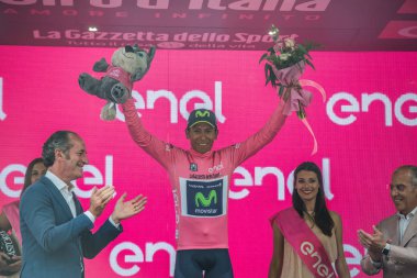 Asiago, İtalya 27 Mayıs 2017: Nairo Quintana (Movistar takım), pembe Jersey Asiago içinde bitirmek tur İtalya, 2017 sert dağına aşaması sonra podyumda en iyi binici.